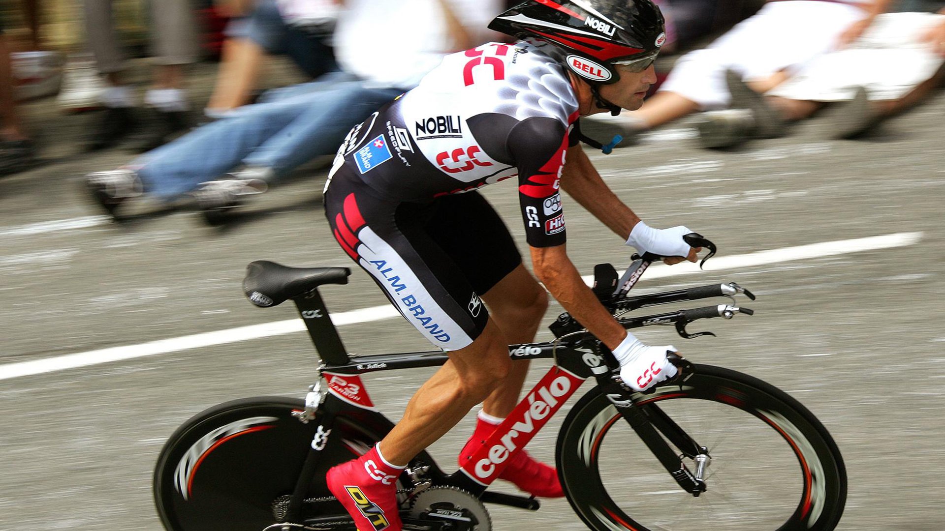 “冰封战场：北极雪道上的速度传奇”，北极冰峰